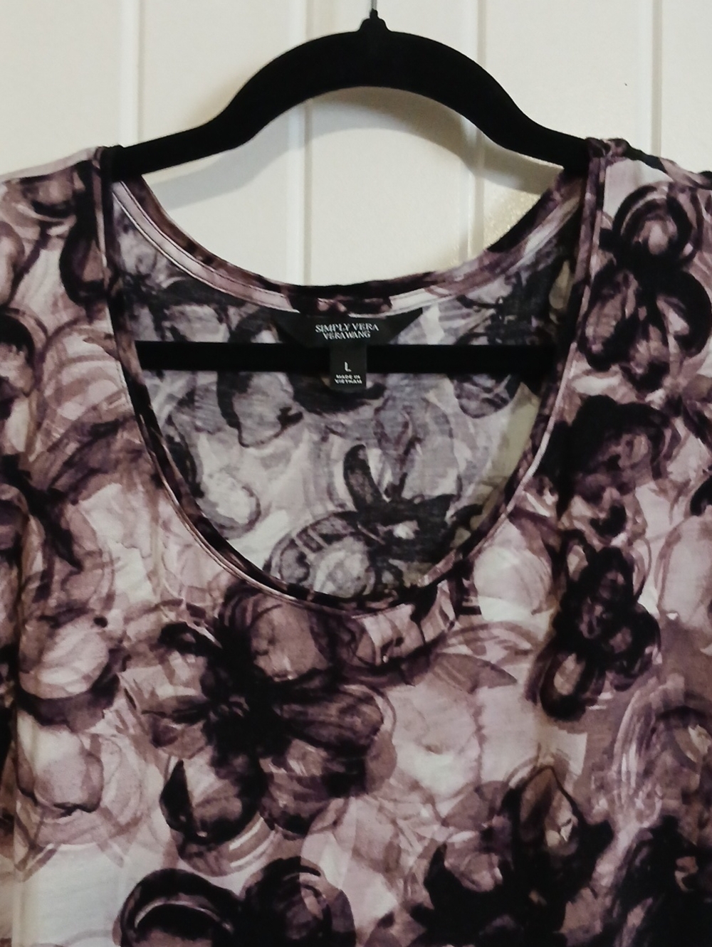 Simply Vera Vera Wang Black and Tan Floral Scoop Neck Short Sleeve Top - Picture 2 of 5